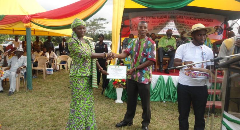 Abease IGA group Chairperson, Erica Agyei, receiving the award for the best organised Community Based Organisation in 2016