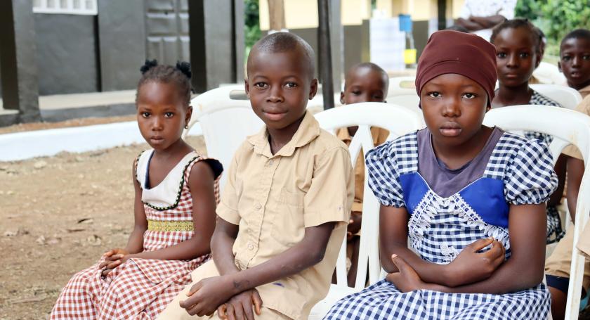Des élèves heureux de fréquenter la nouvelle école.