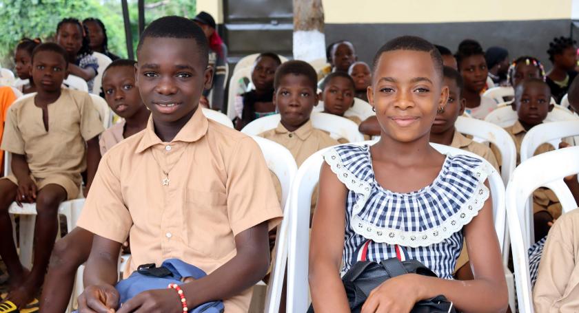 Des élèves heureux de fréquenter la nouvelle école.