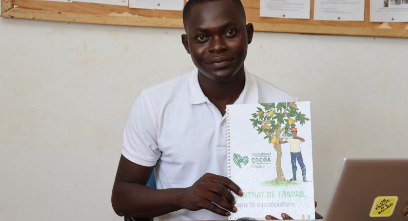 Un homme tenant un contrat de travail
