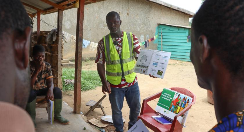 Un membre du CDH en pleine sensibilisation