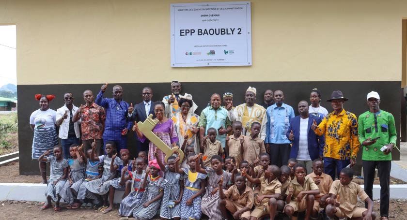 Photode famille avecles élèves de l'école de Baoubly.