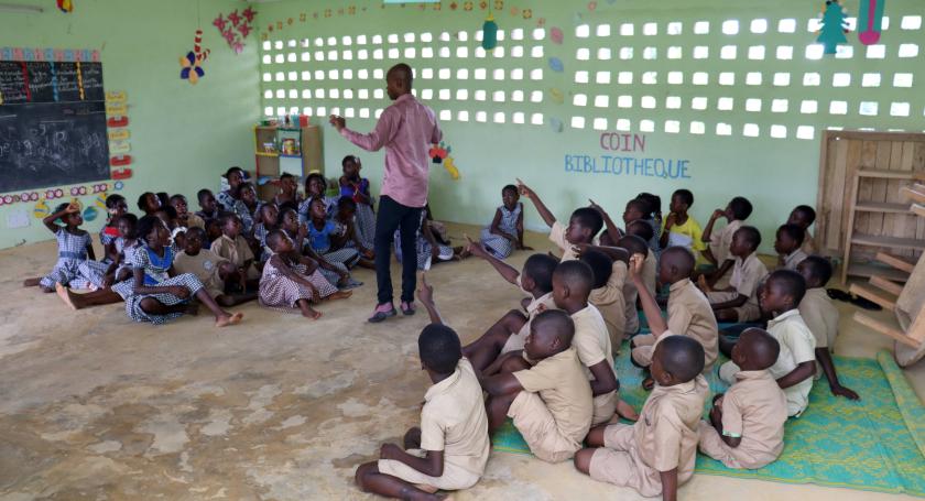 children in reading workshop